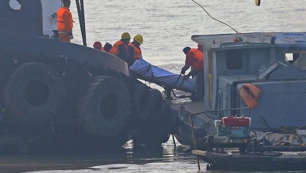 Các cơ quan cứu nạn của Trung Quốc đang thực hiện trục với thi thể nạn nhân vụ đắm tàu