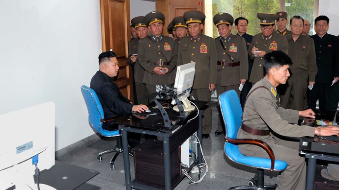 Nhà lãnh đạo CHDCND Triều Tiên trong một lần tới thăm đơn vị quân đội nước này