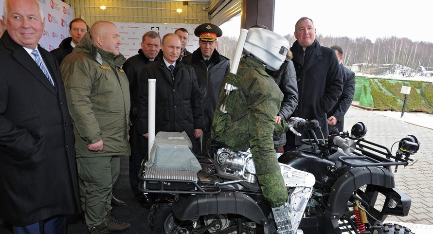 Tổng thống Nga Vladimir Putin quan sát các kỹ năng vận hành của robot chiến binh Avatar 