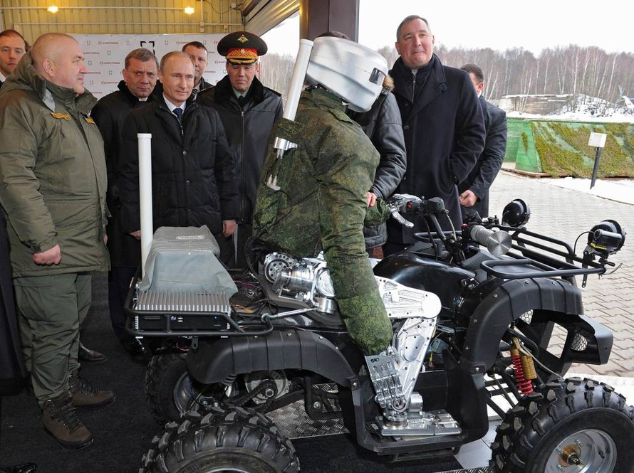 Tổng thống Nga Vladimir Putin trong chuyến thăm Viện Tochmash.
