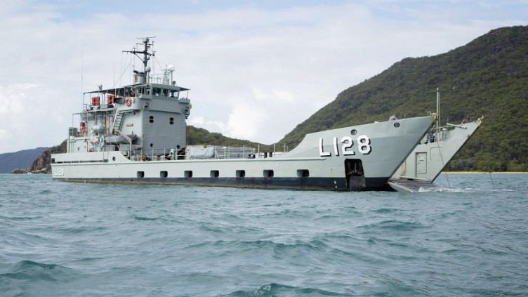 Australia cho không Philippines hai tàu đổ bộ