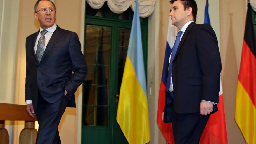 Hai Ngoại trưởng Nga - Ukraine (phải) tại một cuộc gặp nhóm Tiếp xúc diễn ra tại Đức hồi cuối tháng 1/2015