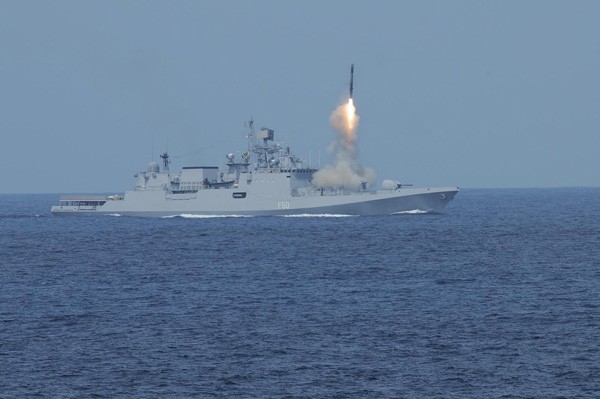 Ấn Độ phóng siêu thanh chống hạm BrahMos từ tàu nội địa