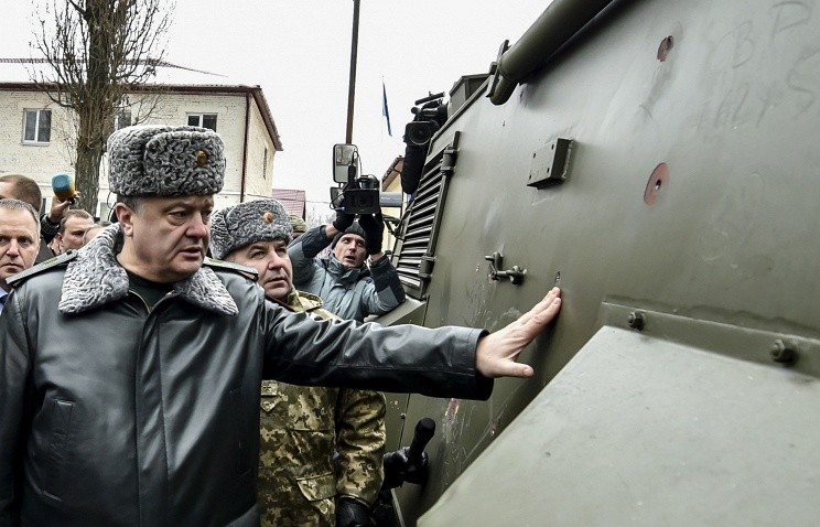Tổng thống Ukraine thị sát một đơn vị quân đội tham chiến tại miền Đông nước này
