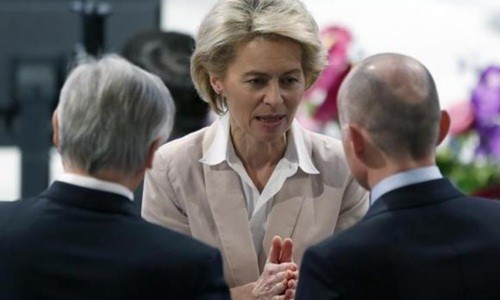 Bộ trưởng Quốc phòng Đức Ursula von der Leyen (giữa) hôm 7/2 nói chuyện cùng đại biểu các nước tham dự Hội nghị An ninh Munich lần thứ 51. Ảnh: Reuters