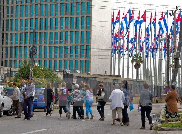 Người dân Cuba xếp hàng bên ngoài một văn phòng của Mỹ ở thủ đô Havana ngày 9/1. (Ảnh: AFP/ TTXVN)