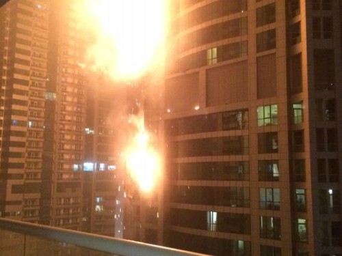 Tòa nhà chọc trời ở Dubai bị cháy ngày 21/2. Ảnh: AP.