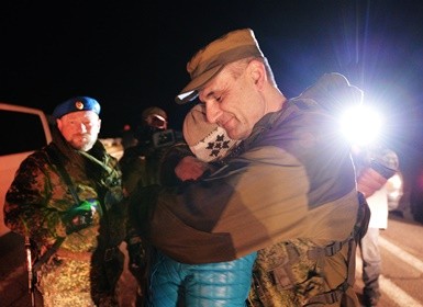 Một cuộc trao đổi tù binh giữa quân chính phủ Kiev và ly khai miền Đông hồi tháng 11/2014.