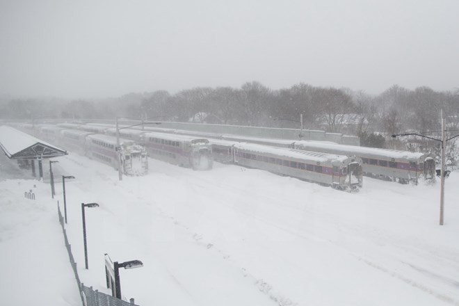 Giá rét và tuyết rơi dày đặc khiến hệ thống đường sắt bị đình trệ tại bang Massachusetts ngày 15/2. (Nguồn: AFP/TTXVN)