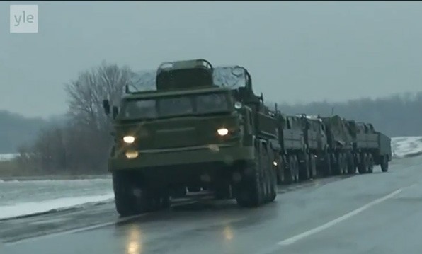[VIDEO] Đoàn xe quân sự Nga di chuyển gần biên giới Ukraine