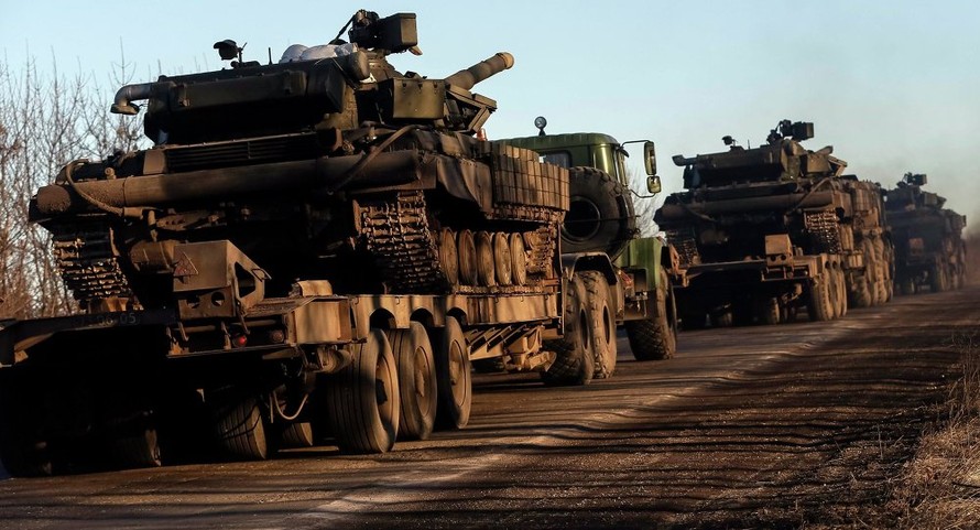 Ukraine bắt đầu rút vũ khí hạng nặng ra khỏi vùng giao tranh ở phía Đông nước này