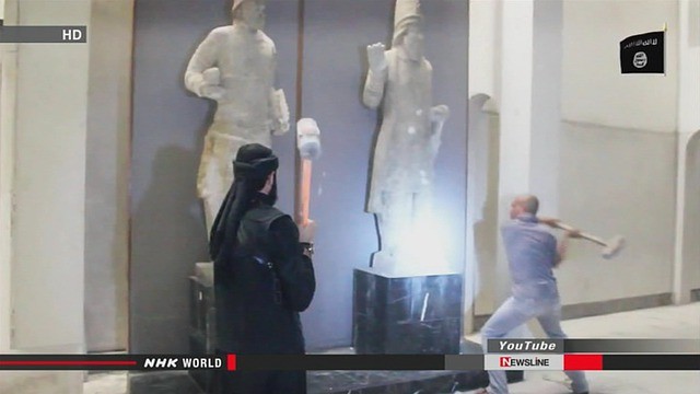 Hình ảnh được cắt từ video cho thấy cảnh đập phá cổ vật của phiến quân IS.