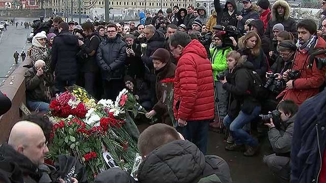 Người dân Nga đặt hoa tại nơi ông Nemtsov bị sát hại