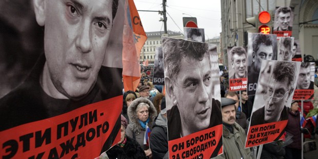 Người dân Nga tuần hành tưởng niệm thủ lĩnh đối lập Nga Nemtsov vào ngày hôm qua, 1/3, tại thủ đô Moscow