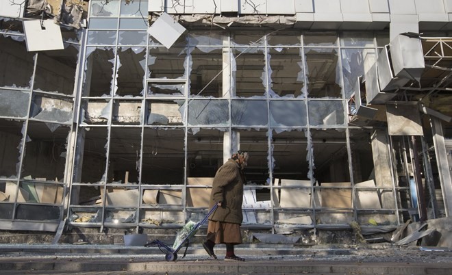 Một ngôi nhà ở trung tâm Donetsk bị pháo kích phá hủy hoàn toàn