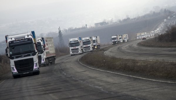 Đoàn xe viện trợ nhân đạo Nga di chuyển tới biên giới Nga - Ukraine
