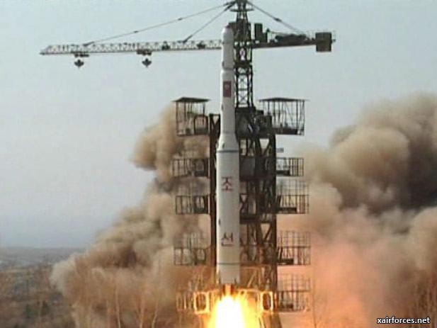 Vệ tinh Kwangmyongsong-2 của Triều Tiên trước khi rời bệ phóng tên lửa