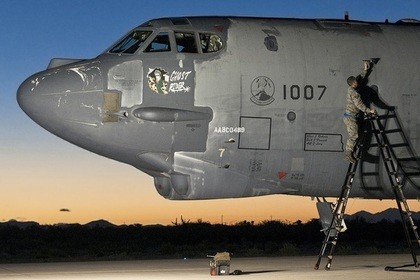 Máy bay ném bom hạng nặng B-52H Ghost Rider, có thể chứa được 31,5 tấn vũ khí. Nó còn có thể mang bom hạt nhân, tên lửa hành trình.