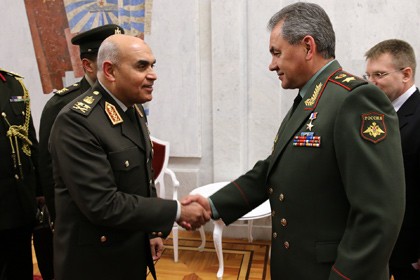 Bộ trưởng Bộ Quốc phòng và Công nghiệp quân sự Ai Cập Sidky Subhi (trái) và Bộ trưởng Quốc phòng Nga Sergei Shoigu