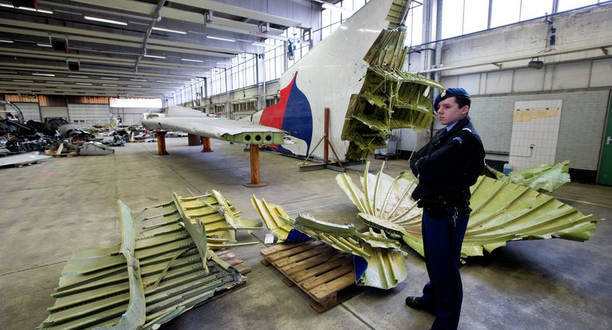 Các chuyên gia Hà Lan đang tiến hành phục dựng máy bay MH17 từ các mảnh vỡ.
