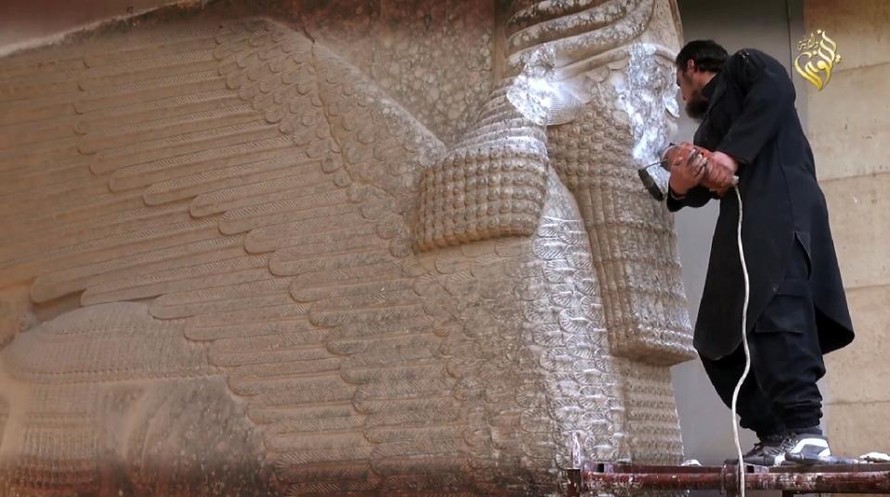 Hình ảnh được cho là của một phiến quân IS đang tàn phá di tích thành phố cổ Nimrud 