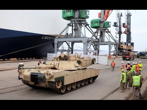 [VIDEO] Tận thấy vũ khí hạng nặng Mỹ cập cảng Baltic