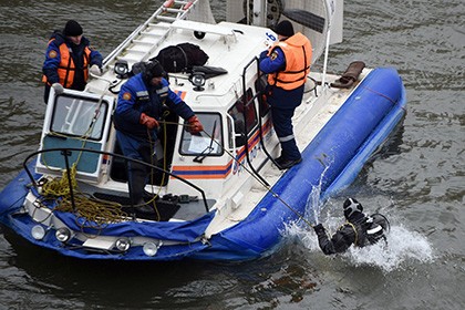 Cơ quan an ninh Liên bang Nga tìm kiếm manh mối dưới lòng sông Moscow, gần nơi ông Nemtsov bị sát hại.