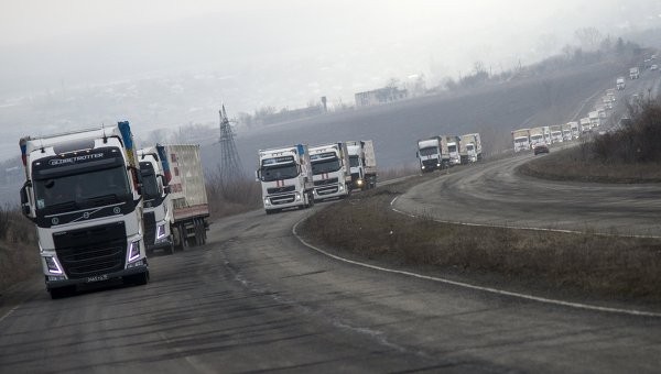 Đoàn xe nhân đạo Nga tiến về Donbass