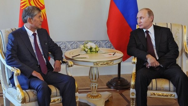 Tổng thống Nga Putin tiếp người đồng cấp Kyrgyzstan, ông Almazbek Atambayev vào chiều nay, 16/3.