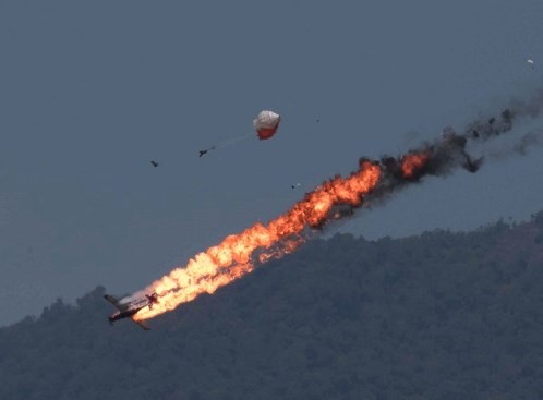 Khoảnh khắc máy bay Indonesia nổ tung khi va chạm