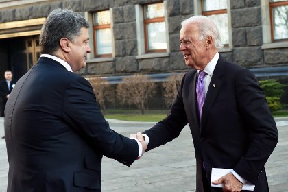 Phó Tổng thống Mỹ Joe Biden trong một cuộc gặp Tổng thống Ukraine Petro Poroshenko