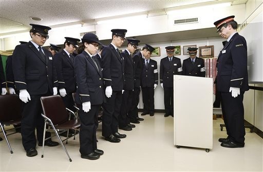 Nhân viên nhà ga Kasumigaseki dành 1 phút mặc niệm các nạn nhân thiệt mạng trong vụ tấn công khí độc sarin