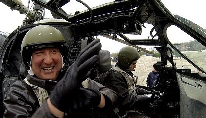 Phó Thủ tướng Nga Dmitry Rogozin trải nghiệm cùng trực thăng Ka-52