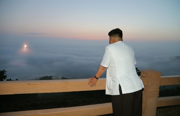Nhà lãnh đạo CHDCND Triều Tiên theo dõi một vụ phóng tên lửa của nước này hồi cuối năm 2014