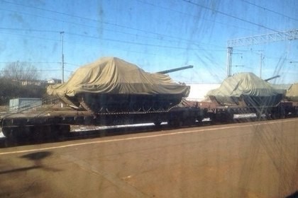 Hình ảnh được cho là của tăng T-14 Armata xuất hiện trên tuyến đường sắt ở Alabino, ngoại ô thủ đô Moscow