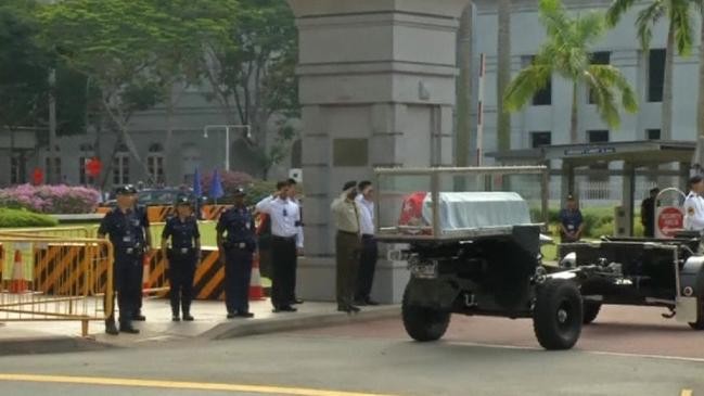 Linh cữu của cố Thủ tướng Singapore Lý Quang Diệu đã được xe đại pháo chở từ dinh Istana tới tòa nhà Quốc hội vào sáng nay, 25/3.