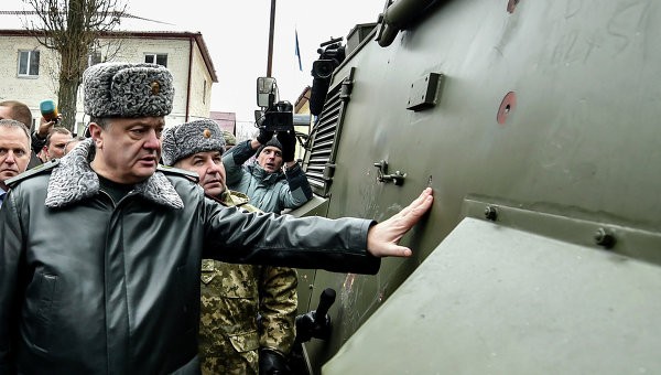 Tổng thống Ukraine Petro Poroshenko thị sát tại một đơn vị quân đội nước này