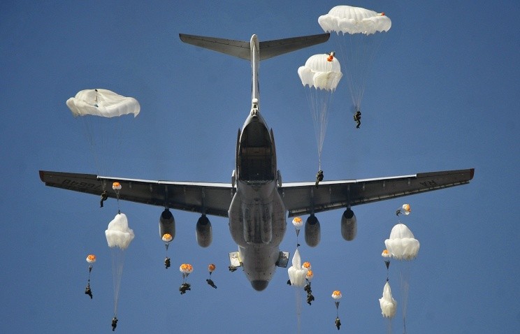 Lính Nga nhảy dù từ máy bay An-74 xuống Bắc Cực
