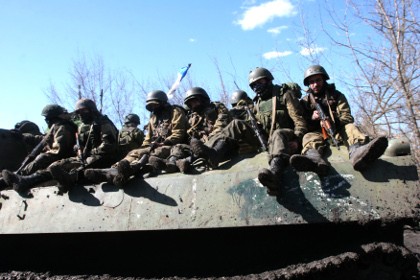 Vũ khí hạng nặng xuất hiện nhan nhản ở Đông Ukraine