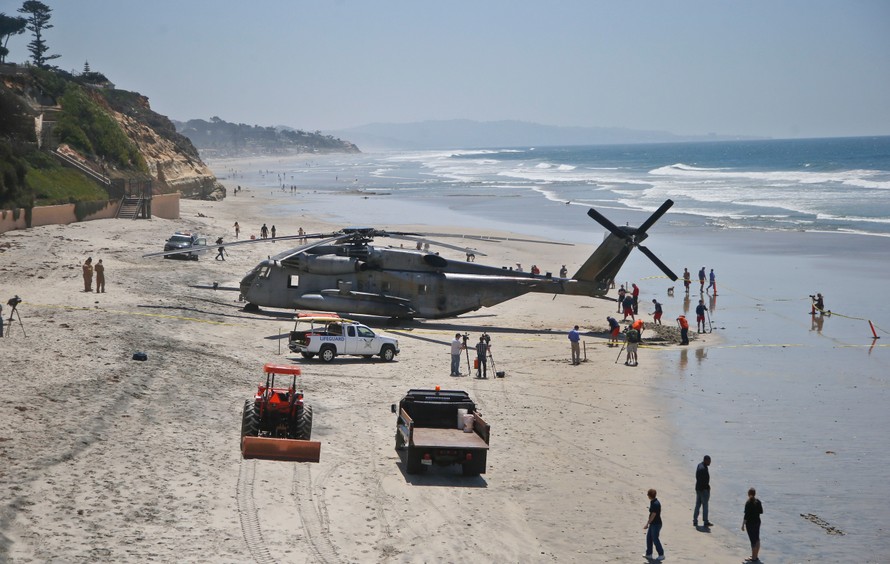 [VIDEO] Trực thăng quân sự Mỹ hạ cánh khẩn xuống bãi biển