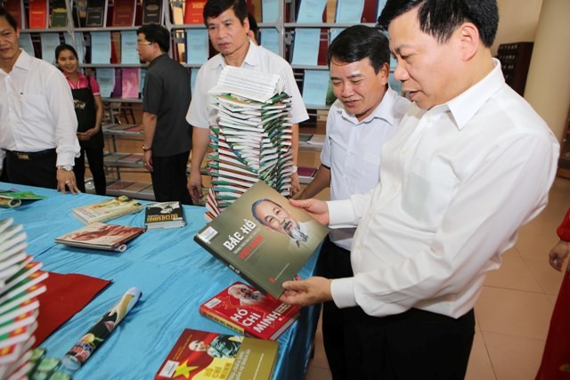 Bí thư Tỉnh ủy, Chủ tịch UBND tỉnh Nguyễn Nhân Chiến tham gia Ngày sách Việt Nam (21/4) tại Trường THPT Hàn Thuyên