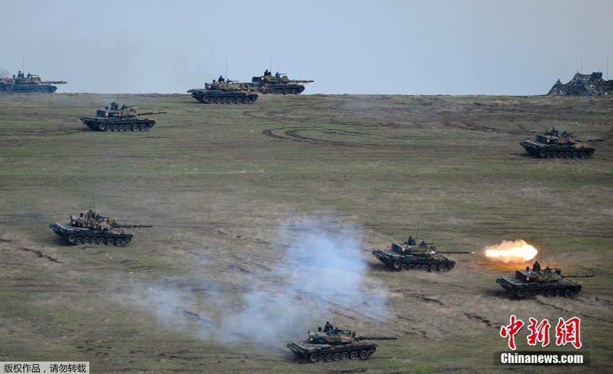 Xe tăng NATO dàn trận gần biên giới Ukraine