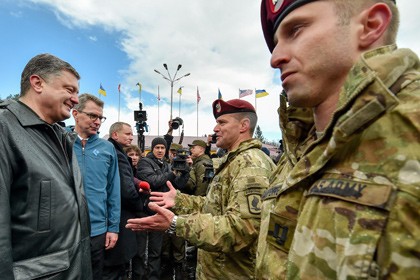 Tổng thống Petro Poroshenko tại khóa huấn luyện của binh sĩ Mỹ đối với lực lượng Vệ binh Quốc gia Ukraine