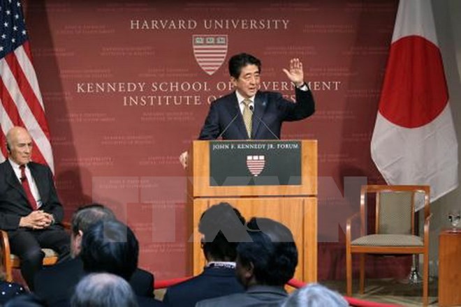Thủ tướng Nhật Bản Shinzo Abe phát biểu tại Trường đại học Harvard trong khuôn khổ chuyến thăm Mỹ. (Nguồn: Kyodo/TTXVN)