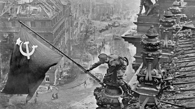 Tấm ảnh kinh điển mô tả một người lính Liên Xô cắm cờ trên tòa nhà chính phủ Phát xít Đức.