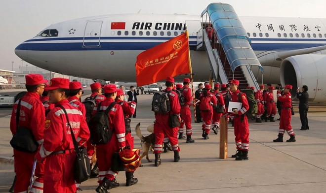 Đội cứu hộ Trung Quốc được cử sang giúp Nepal giảm thiểu thiệt hại của trận động đất. (Ảnh: Reuters)