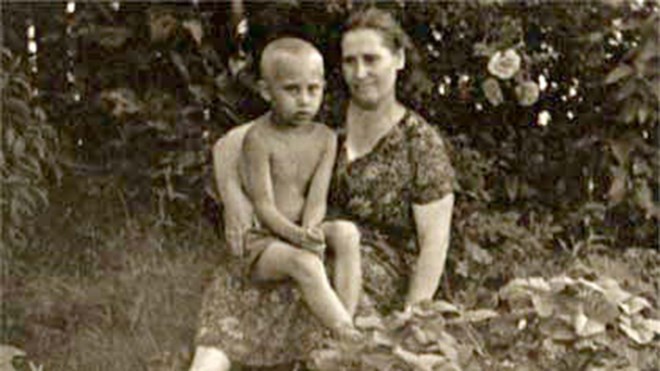 Tổng thống Nga Vladimir Putin bên mẹ khi còn nhỏ (Nguồn: RT)