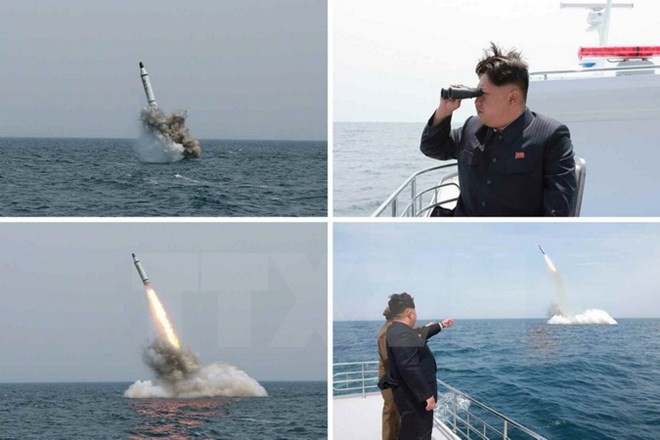 Nhà lãnh đạo Kim Jong-un đã ra lệnh bắn thử và theo dõi tên lửa trên phóng đi từ một tàu ngầm. Ảnh: Yonhap/TTXVN