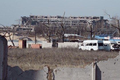 Quân đội Ukraine pháo kích dữ dội sân bay Donetsk