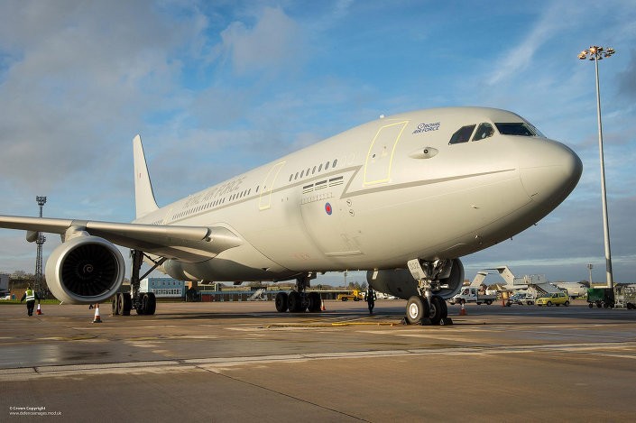 Túng tiền, không quân Anh cho công ty du lịch thuê máy bay